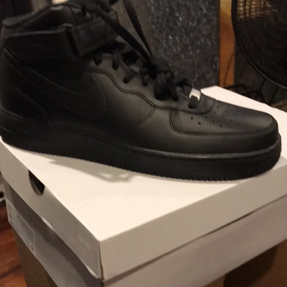 Black Nike - Picture 2 of 2